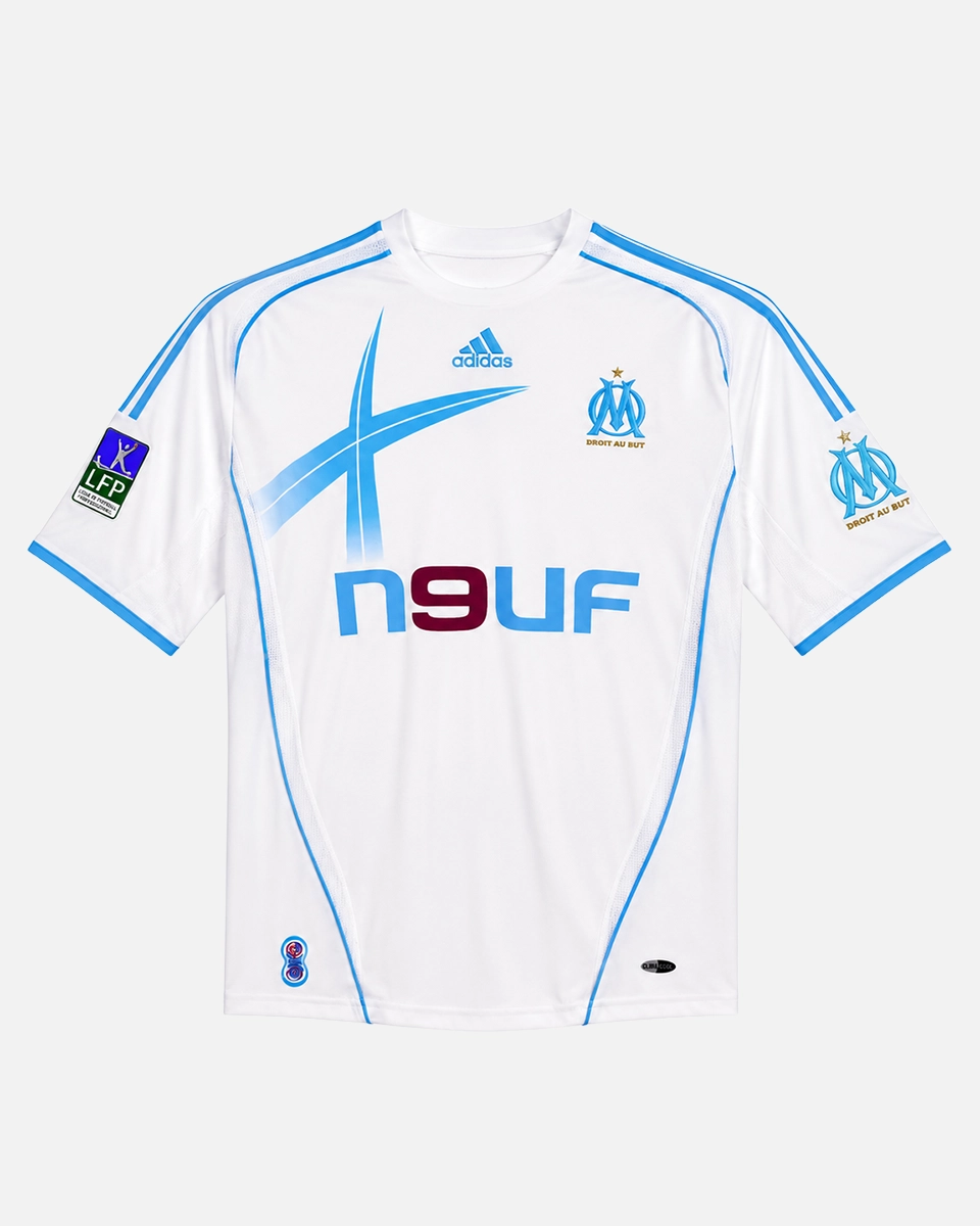 Olympique Marseille hjemmebanetr&oslash;je fra 2007/08 i hvid med lysebl&aring; detaljer, adidas-logo og n9uf sponsor.
