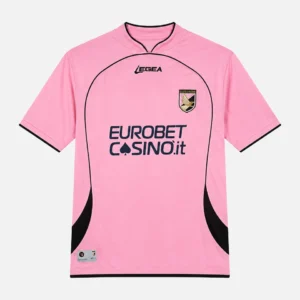 Palermo hjemmebanetrøje i pink fra 2010/11 med sorte detaljer, Legea-logo, Palermo-klublogo og Eurobet Casino sponsor.