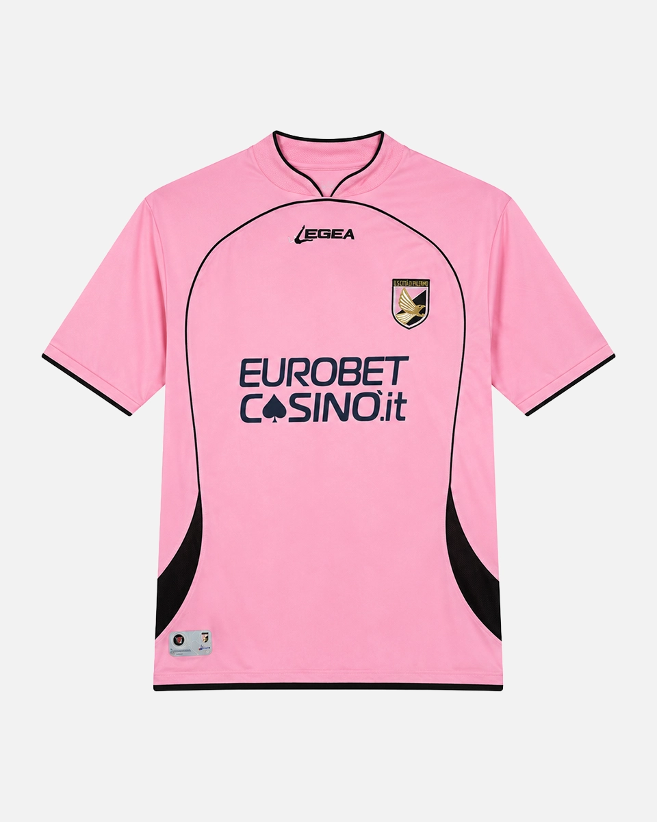 Palermo hjemmebanetr&oslash;je i pink fra 2010/11 med sorte detaljer, Legea-logo, Palermo-klublogo og Eurobet Casino sponsor.