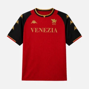 Venezia FC rød og sort fodboldtrøje fra sæsonen 2022/23 med gulddetaljer, Kappa-logoer og Venezia-logo på brystet.